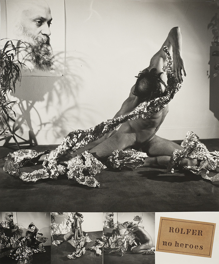 NO HEROS   6       14 – 10 - 81Ce qui me frappe c'est la différence entre ce que j'avais imaginé, et ce que j'ai vécu. J'avais associé aluminium et chair avec mort: chair à pâté, chair à canon, four crématoire. No Heroes ! Pas d'identité ; ça m'avait refroidie. Mais en fait, je ne l'ai pas du tout vécu comme ça. J'avais pensé que le héros c'était toi, parce que tu avais l'œil, celui de l'appareil photo d'où on ne voit que d'un seul œil. Mais en le vivant, je n'ai pas perçu cette perte d'identité, bien au contraire. Je maitrisais la situation puisque je décidais de ce que je donnais à voir : plus du tout morbide ! Naissance et découverte de son corps, du fait de ne plus privilégier le visage ; choisir au contraire quelle partie du corps est découverte . J'ai perçu plutôt des images de vie, avec quand même des images d'enserrement être quelque part prisonnière du regard de l'autre. Mon désir venait de ce que toi tu désirais. Comme si je ne pouvais exister que par toi . Mais ce n'était pas angoissant. J'imaginais la matière du papier aluminium beaucoup plus hostile. En fait elle est malléable et on en fait ce qu'on veut. C'était finalement assez chaud comme matériau. Un moment j'aurais eu envie de me rouler dedans comme dans du sable. J'aurais voulu avoir plus d'alu, pour le sentir sur ma peau, mais pas pour m'y confondre. Alu bijou, bijou d'esclave qui souligne les attaches du corps Le bijou c'est l'inutile ; c'est ce qui d'une certaine façon m'attache au désir de l'autre NO HEROS   6       14 – 10 - 81Ce qui me frappe c'est la différence entre ce que j'avais imaginé, et ce que j'ai vécu. J'avais associé aluminium et chair avec mort: chair à pâté, chair à canon, four crématoire. No Heroes ! Pas d'identité ; ça m'avait refroidie. Mais en fait, je ne l'ai pas du tout vécu comme ça. J'avais pensé que le héros c'était toi, parce que tu avais l'œil, celui de l'appareil photo d'où on ne voit que d'un seul œil. Mais en le vivant, je n'ai pas perçu cette perte d'identité, bien au contraire. Je maitrisais la situation puisque je décidais de ce que je donnais à voir : plus du tout morbide ! Naissance et découverte de son corps, du fait de ne plus privilégier le visage ; choisir au contraire quelle partie du corps est découverte . J'ai perçu plutôt des images de vie, avec quand même des images d'enserrement être quelque part prisonnière du regard de l'autre. Mon désir venait de ce que toi tu désirais. Comme si je ne pouvais exister que par toi . Mais ce n'était pas angoissant. J'imaginais la matière du papier aluminium beaucoup plus hostile. En fait elle est malléable et on en fait ce qu'on veut. C'était finalement assez chaud comme matériau. Un moment j'aurais eu envie de me rouler dedans comme dans du sable. J'aurais voulu avoir plus d'alu, pour le sentir sur ma peau, mais pas pour m'y confondre. Alu bijou, bijou d'esclave qui souligne les attaches du corps Le bijou c'est l'inutile ; c'est ce qui d'une certaine façon m'attache au désir de l'autre