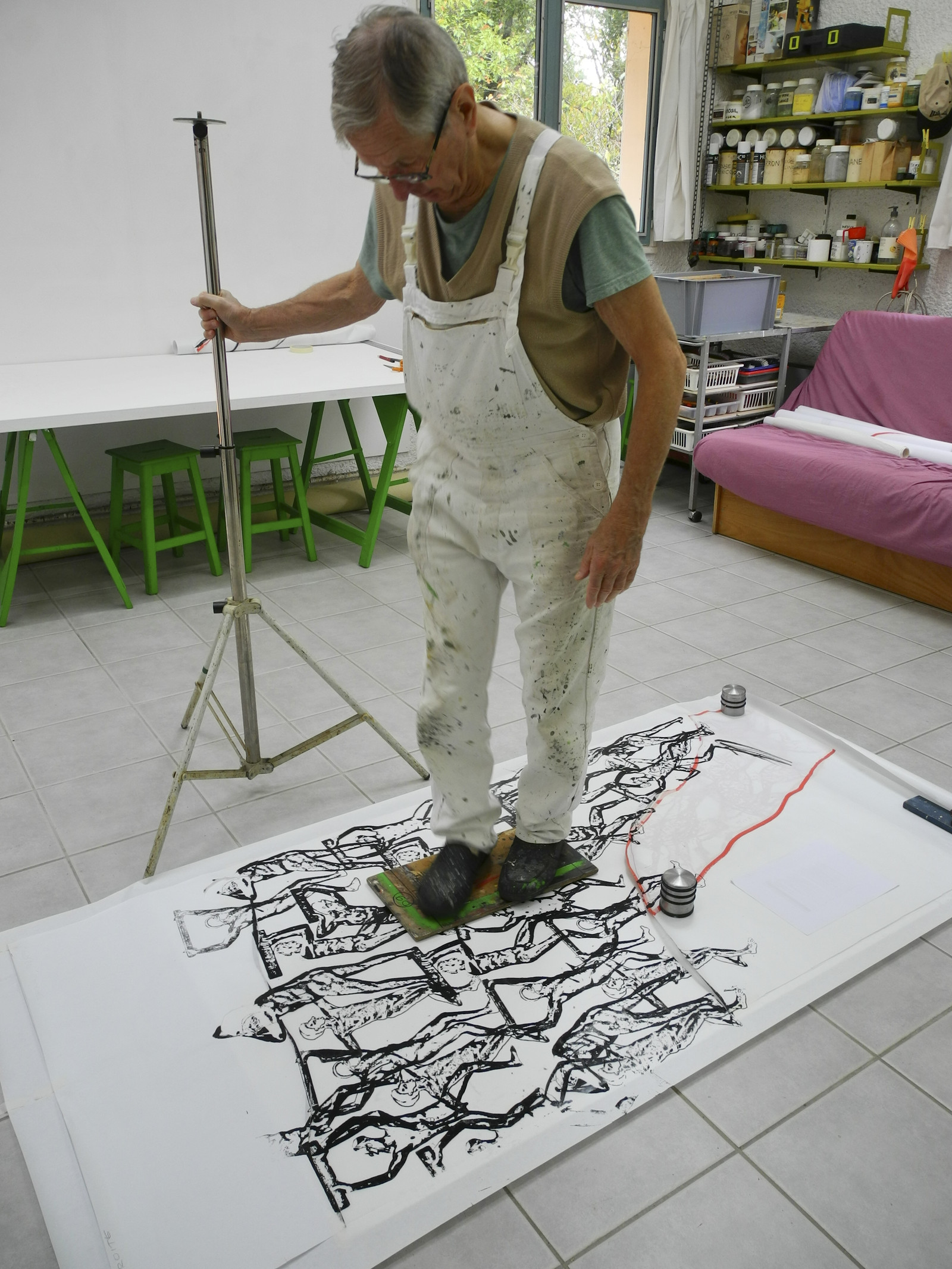 LES ATLANTES ET LA DIVINE COMÉDIEles plaques sont imprimées au pied, ce qui permet des impressionsà cheval sur les bords. Le séchage sur ce support est très long : entre 3 et 10 jours selon les couleurs.Il faut donc bien programmer les étapes des impressions LES ATLANTES ET LA DIVINE COMÉDIEles plaques sont imprimées au pied, ce qui permet des impressionsà cheval sur les bords. Le séchage sur ce support est très long : entre 3 et 10 jours selon les couleurs.Il faut donc bien programmer les étapes des impressions