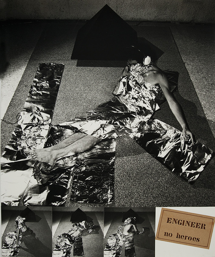 NO HEROES   2     5 – 7 - 81Il est au maximum de l'inquiétude pour son spectacle et profite du court répit nécessaire à la prise de vue pour terminer la bande sonore. Il est en retard et aimerait écouter une musique dont il a besoin. Je lui donne alors un casque et il évolue dans l'a1u, tout en écoutant la musique. Du coup il joue avec l'emballage, et cherche à s'en envelopper. Après coup il remarque: au début j'ai eu peur d'abîmer le papier métal, j'ai donc roulé lentement sur moi-même. NO HEROES   2     5 – 7 - 81Il est au maximum de l'inquiétude pour son spectacle et profite du court répit nécessaire à la prise de vue pour terminer la bande sonore. Il est en retard et aimerait écouter une musique dont il a besoin. Je lui donne alors un casque et il évolue dans l'a1u, tout en écoutant la musique. Du coup il joue avec l'emballage, et cherche à s'en envelopper. Après coup il remarque: au début j'ai eu peur d'abîmer le papier métal, j'ai donc roulé lentement sur moi-même.