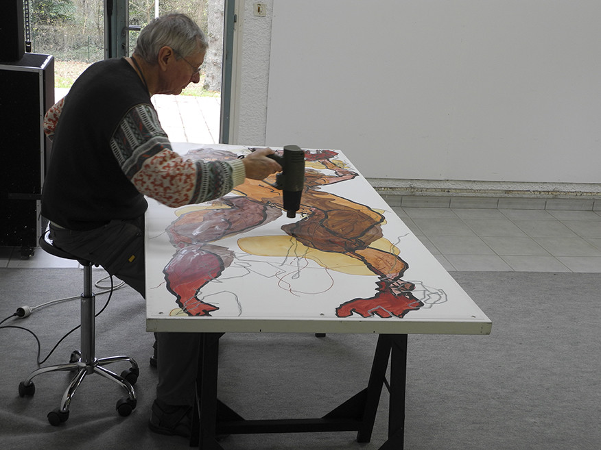 le séchage à l'aide d'un décapeur thermique, active le processuset donne des effets de matières particuliers